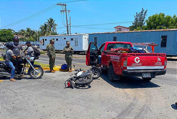 ¡CAMIONETA LE CIERRA EL PASO Y MOTOCICLISTA SALE VOLANDO!