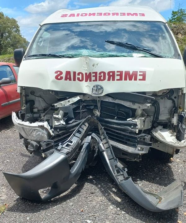 ¡DESTROZÓ AMBULANCIA POR MANEJAR EBRIO Y SE NIEGA A PAGAR LOS DAÑOS!