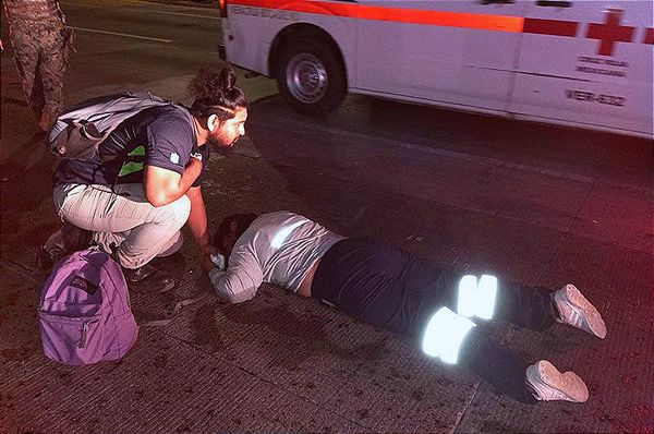 ¡SALEN VOLANDO DE LA MOTOCICLETA!