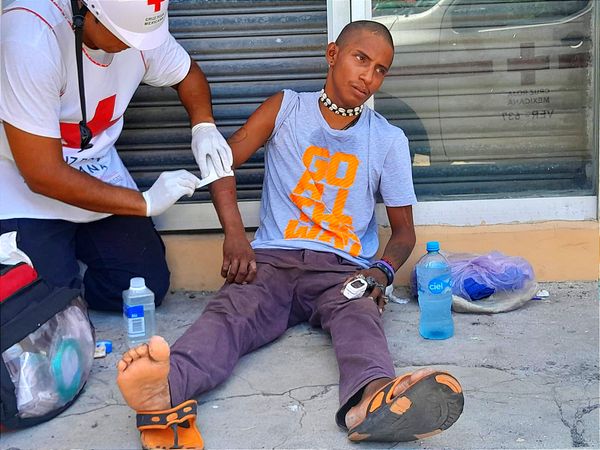 ¡LO ATROPPELAN DOS MOTOS EN EL CENTRO! - La primera solo le pegó leve, pero la segunda se lo llevó.