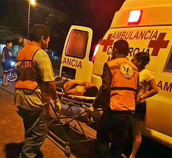 ¡NIÑO TRAS DERRAPAR EN LA MOTO SE ENTIERRA VIDRIOS EN LA PANZA!