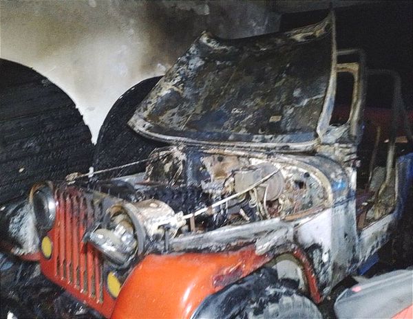 ¡SE INCENDIA EL JEEP EN EL GARAJE! La Propietaria Dijo que el Vehículo no Funcionaba