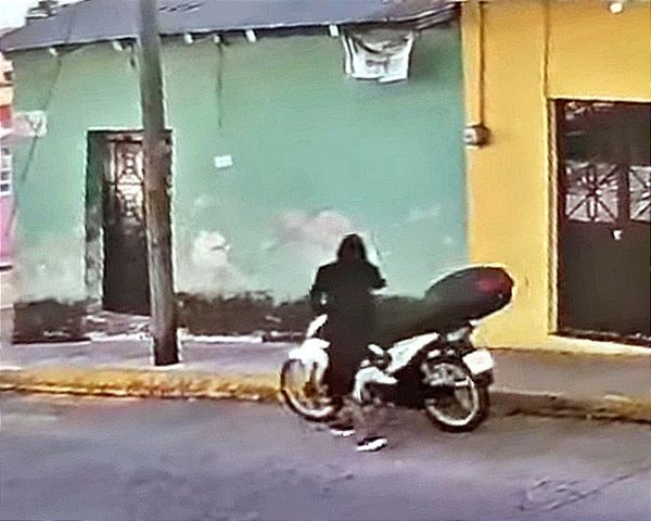 ¡A EMPUJONES TREMENDA “RATOTA” SE ROBÓ UNA MOTO! -En Tlapacoyan