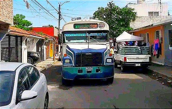 ¡CHOFER ABANDONA CAMIÓN URBANO EN EL ÚLTIMO CUBETAZO!