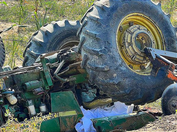 ¡PIERDE LA VIDA APLASTADO POR SU TRACTOR!
