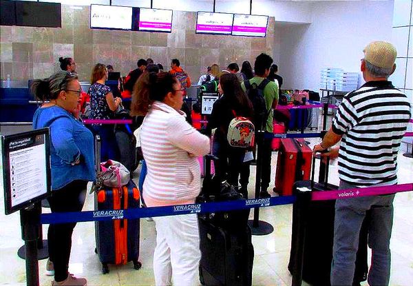 ¡POR LLANTA PONCHADA DEL AVIÓN SE ATRASA EL VUELO!