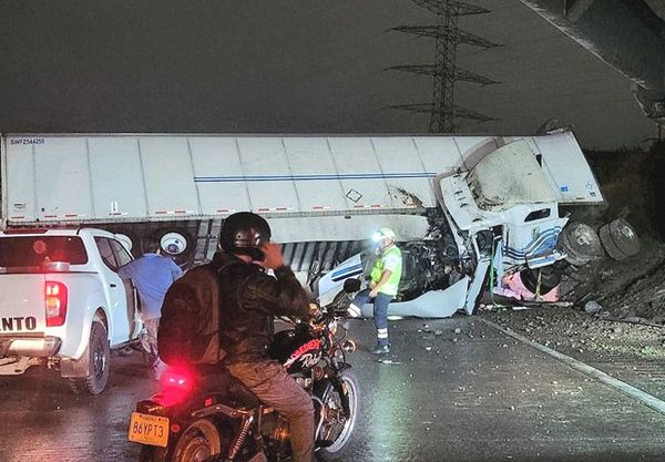¡TRÁILER SE DESBARATA EN LA AUTOPISTA! -Derrapa por exceso de Velocidad