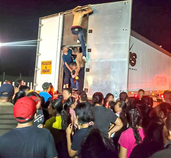 ¡LOCALIZAN HACINADOS Y DESHIDRATADOS A 350 MIGRANTES! -En un Tráiler en la Caseta de Cosamaloapan