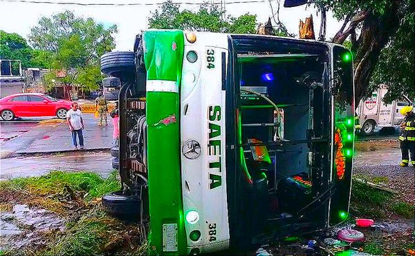 ¡CAMIONAZO: 8 HERIDOS! -“SAETA” CAYO A UNA CUNETA Y VUELCA