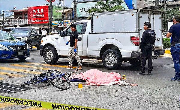 ¡APLASTADO POR EL CAMIÓN! -El Ciclista Choco Con un Auto, Cayo Junto a un Camión de Pasaje y le Paso por Encima