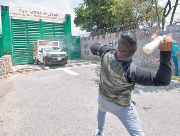 ¡NORMALISTAS DE AYOTZINAPA Y MILITARES SE ENFRENTAN CON GASES Y PETARDOS!