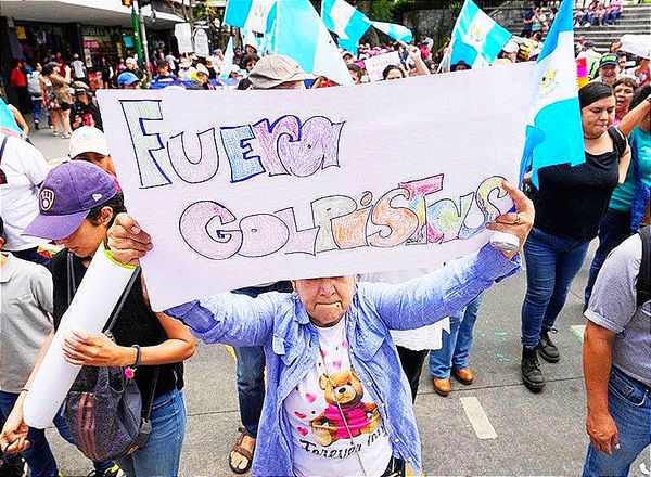 ¡PIDEN RENUNCIA DE FISCAL GENERAL!