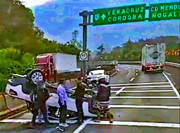 ¡REGIDOR DE MORENA TERMINA LLANTAS ARRIBA!