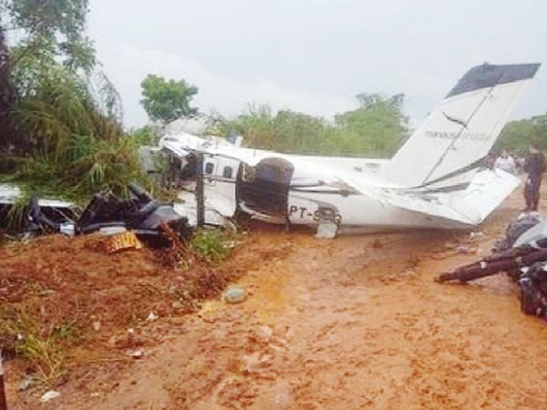 ¡MUEREN 14 PERSONAS EN UN ACCIDENTE AÉREO!
