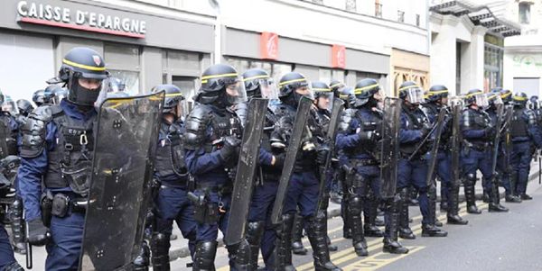 ¡CONTRA VIOLENCIA POLICIAL MILES MARCHAN EN FRANCIA!