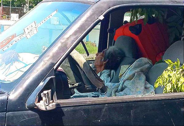 ¡HERMANOS BORRACHINES LLEVABAN EN SU CAMIONETA EL CADÁVER DE SU PAPÁ!