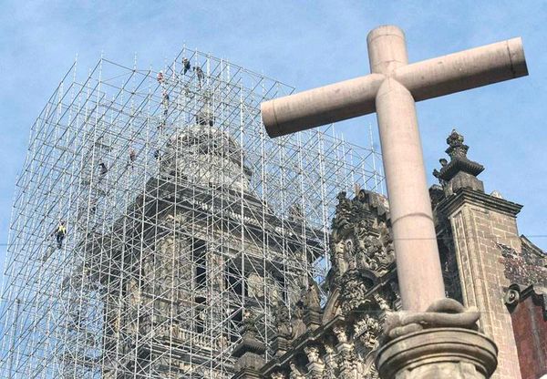 ¡NO SE DETIENE EL HUNDIMIENTO DE LA CATEDRAL! -De la Ciudad de México