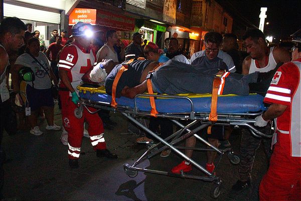 ¡SALE A COMPRAR CROQUETAS PARA SU PERRITO Y LO ATROPELLA CAMIÓN URBANO!