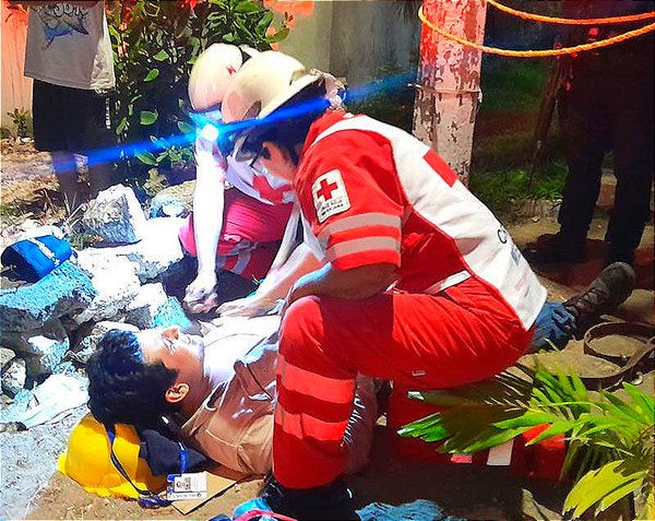 ¡SE CAE DE LA ESCALERA! -TRABAJADOR DE MEGACABLE HERIDO