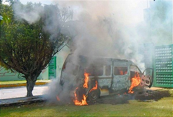 ¡NORMALISTAS DE AYOTZINAPA ATACAN EL 27 BATALLÓN EN IGUALA!