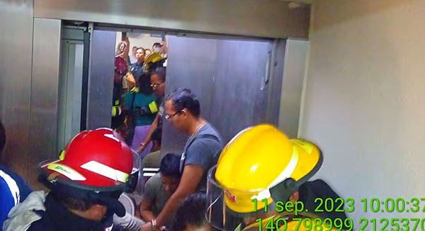 Otra de Elevadores ¡SE QUEDAN ATRAPADOS EN EL DEL IMSS DE CUAUHTÉMOC! -Entre el Primer Piso y la Planta Baja