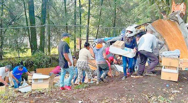 ¡SE ROBAN VÍVERES PARA ACAPULCO! -Tras Volcadura de Camioneta