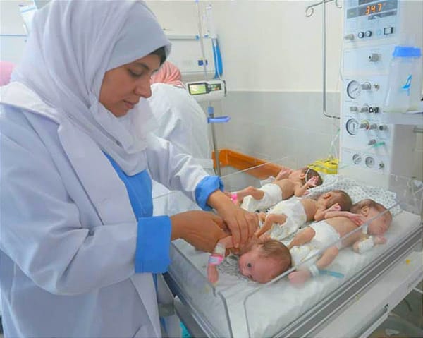 ¡BEBÉS EVACUADOS DE GAZA LLEGAN A EGIPTO!