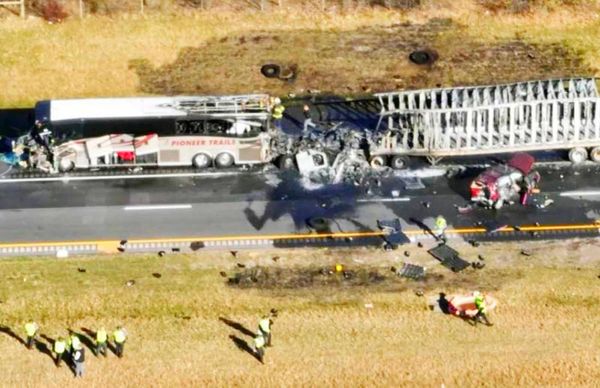 ¡CAMIÓN CHOCA CONTRA BUS! -Deja 3 Muertos y 18 Heridos