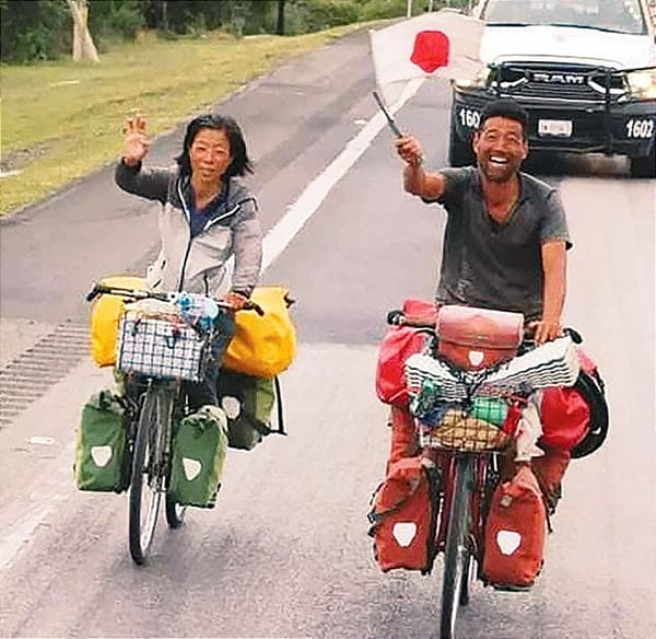 ¡AHÍ VIENEN MANABU Y YAYO! -*Cicloviajeros japoneses viajan desde Alaska con destino a Argentina