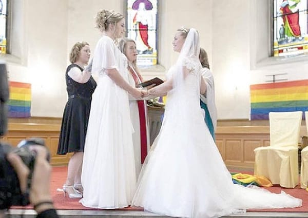 ¡REÚNEN FIRMAS PARA ANULAR BENDICIONES A PAREJAS HOMOSEXUALES!