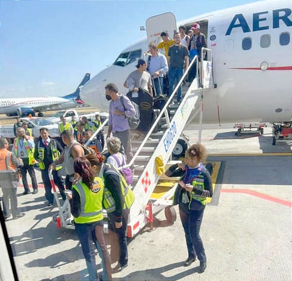 ¡SALVA LA VIDA A PASAJEROS! -*El hombre abrió la puerta de un avión de Aeroméxico en el AICM ante la desesperación tras pasar más de cuatro horas sin circulación de aire ni agua; "nos salvó la vida", dicen otros pasajeros