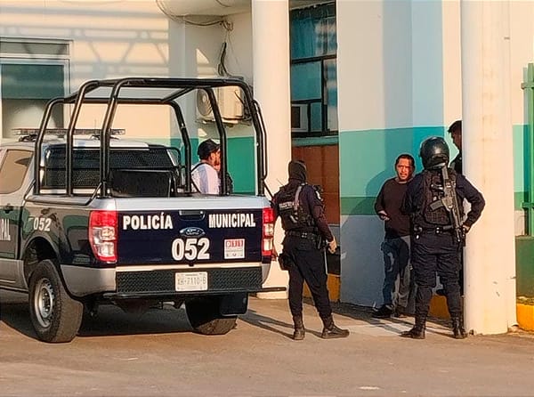 ¡LE DISPARAN DOS VECES, UNO EN LA CABEZA Y EL OTRO EN EL ROSTRO! - SIN MEDIAR PALABRA MIENTRAS CRUZABA UN PUENTE PEATONAL