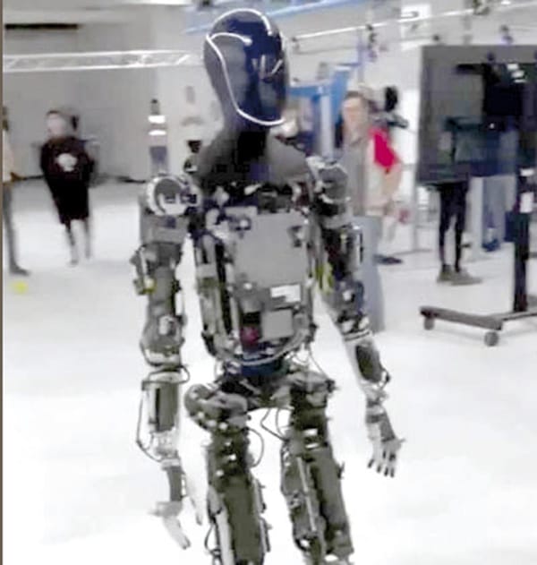 ¡SACA MUSK DE PASEO A SU ROBOT OPTIMUS Y DESATA CRITICAS!