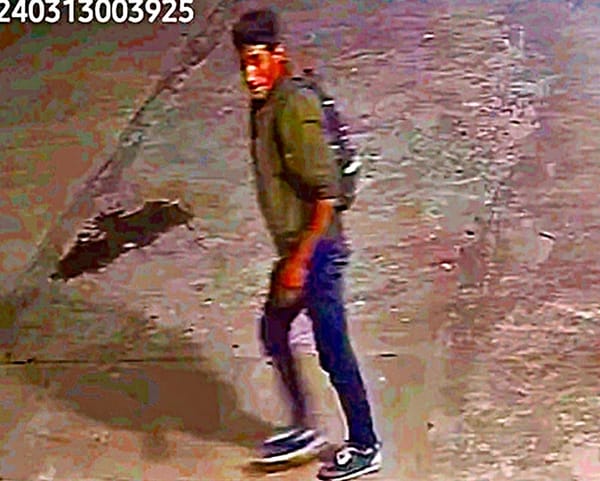 ¡LE GRABAN SU ENTRADA A LA ESCUELA!