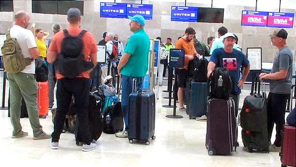 ¡VARADOS EN EL AEROPUERTO! - VUELAN AL HOTEL