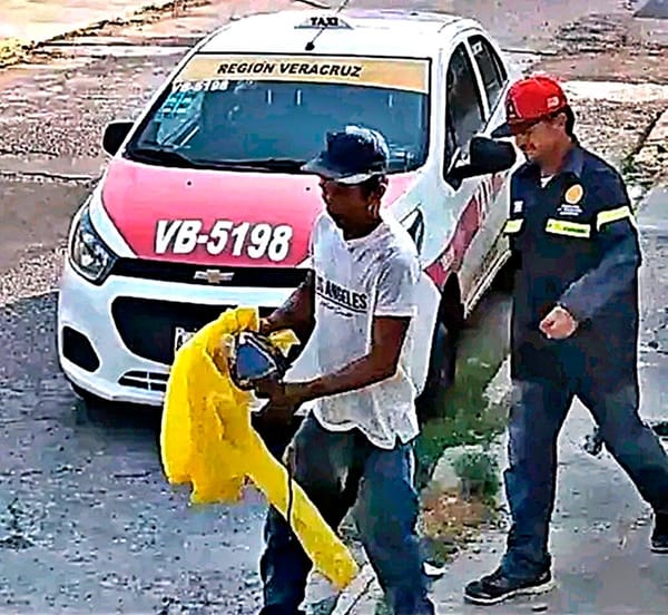 ¡CARGARON CON EL REFRIGERADOR Y UN PERICO! - *Dos Hombres y Una Mujer se Metieron a la Fuerza Cuando la Propietaria no se Encontraba en su Vivienda