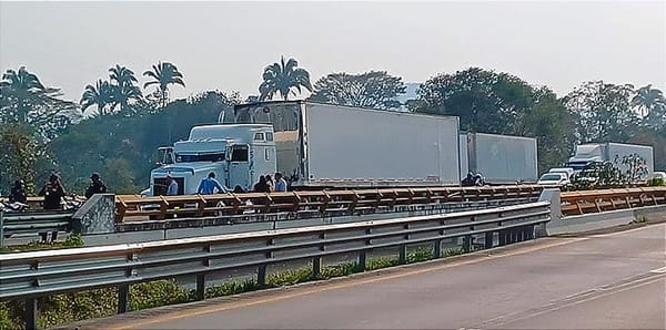 ¡MATAN A UN TRAILERO! - APROVECHARON EL BLOQUEO  PARA ASALTARLO Y TERMINAN DISPARANDOLE