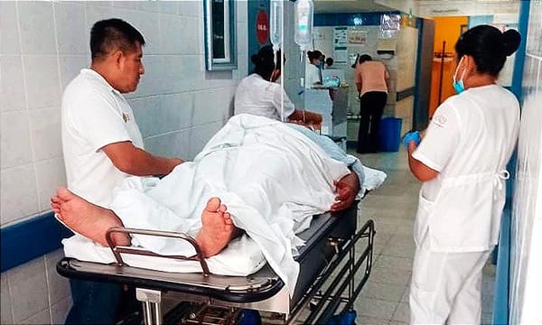 ¡VIOLENTO ASALTO EN LA AUTOPISTA! - ASALTANTES DISPARAN CONTRA UNA FAMILIA ORILLADA ARREGLANDO EL COCHE