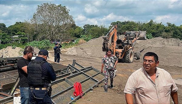 ¡LLEGAN A EJECUTARLO EN SU TRABAJO! - REMOVÍA UN BANCO DE ARENA