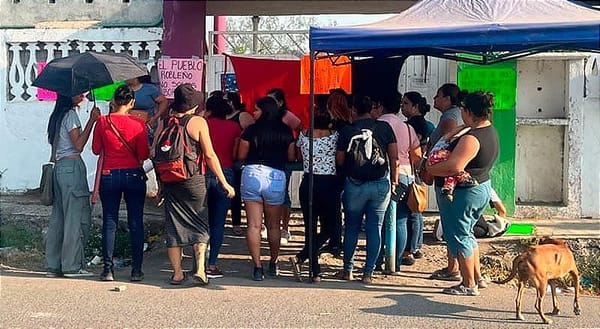 ¡PADRES DE FAMILIA DENUNCIAN A DIRECTOR POR CONVERTIR LA ESCUELA EN NEGOCIO FAMILIAR!