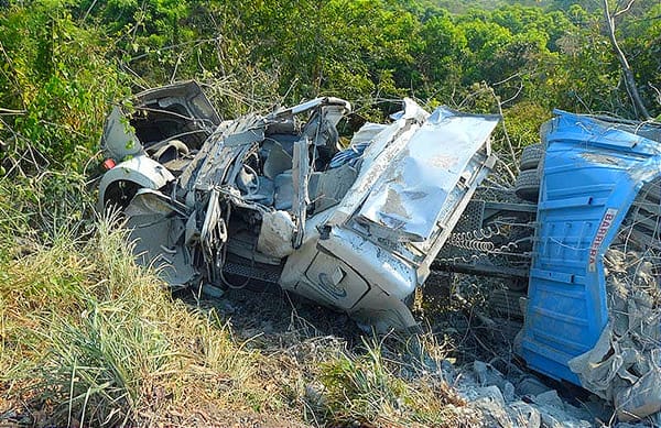 ¡VUELCA TRÁILER CON VARILLAS Y SACOS DE CEMENTO! - *A LA ALTURA DE "LA HERRADURA"