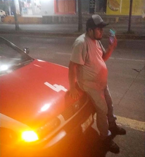 ¡SE PASA EL CUATRO! - EMBISTE A UN MOTOCICLISTA!