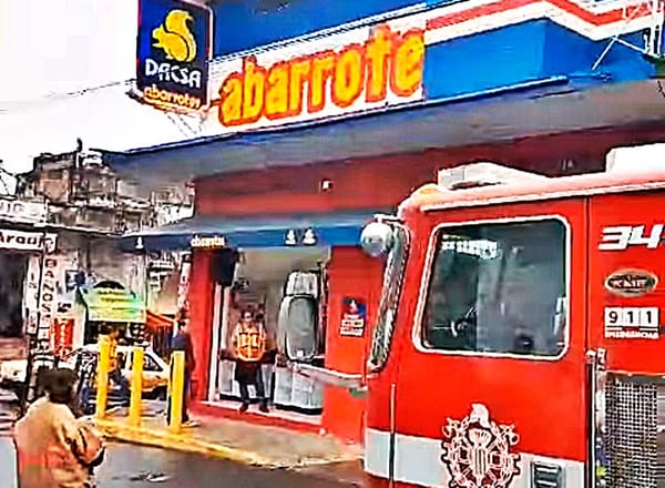 ¡FUEGO DEVORA COMERCIALIZADORA DE ABARROTES! - A UN COSTADO DEL MERCADO DE CÓRDOBA