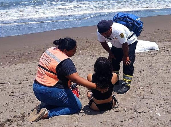 ¡SE AHOGA TURISTA EN PLAYA DE TECOLUTLA! - *Habían llegado del EDOMEX para disfrutar del mar y al entrar a nadar fueron jalados por la marea