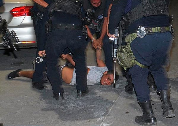 ¡TIROTEAN UNA TAQUERÍA! -  *HASTA LES LANZARON UNA GRANADA QUE NO EXPLOTÓ *TRES HERIDOS *DETIENEN A UNO