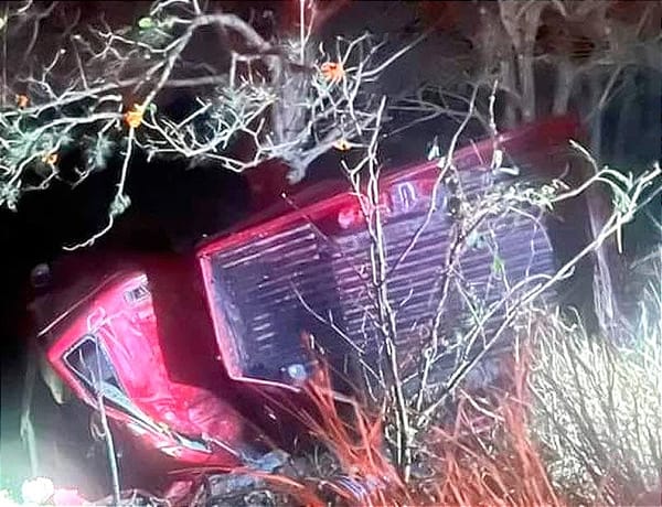 ¡MECÁNICO SE MATÓ EN SU CAMIONETA! - *CHOCO CONTRA UN ÁRBOL Y TERMINÓ VOLCADO FUERA DEL CAMINO