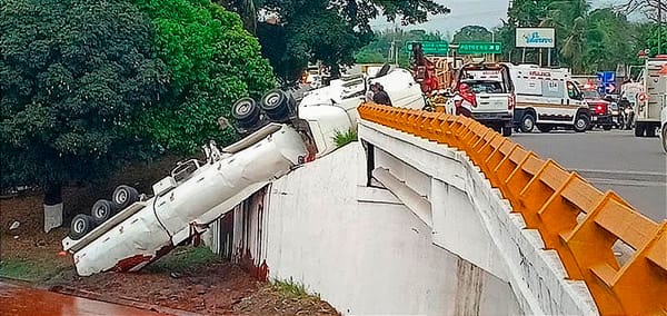 ¡CARGADA CON MELAZA VUELCA Y CAE DEL PUENTE! - *CIERRE PARCIAL DE LA 150
