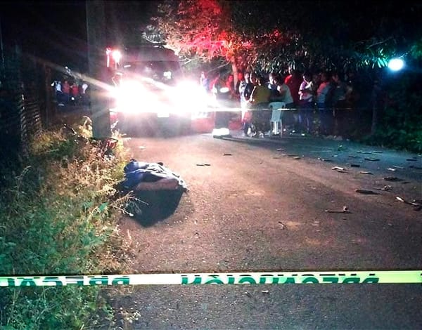 ¡TERMINA SU VIDA IMPACTÁNDOSE CONTRA UN POSTE!