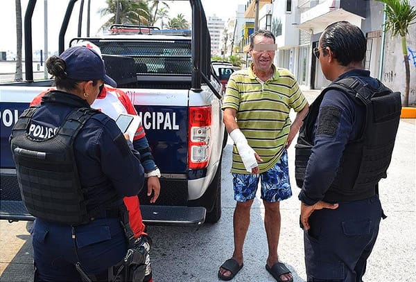 ¡QUISO ESCAPAR CON UNA CHEVE Y LO ENCIERRAN EN EL OXXO!