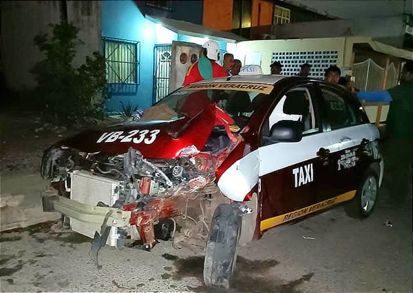 ¡SE LE SUBE LA PRESIÓN Y CONTRA EL POSTE!